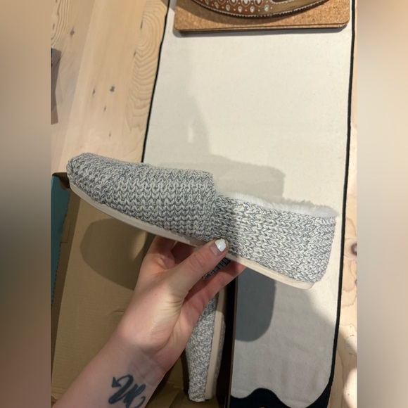 NEW IN BOX AND WITH TAG- Size 10 Woman’s - TOMS SWEATER KNIT STYLE shoes - Picture 3 of 7